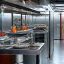 HACCP 기준에 맞춰 위생적으로 관리되는 식품 생산 시설 주방