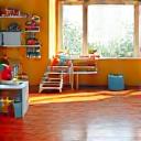 어린이집에서 아이들이 안전하게 뛰어노는 모습과 함께 전문 청소